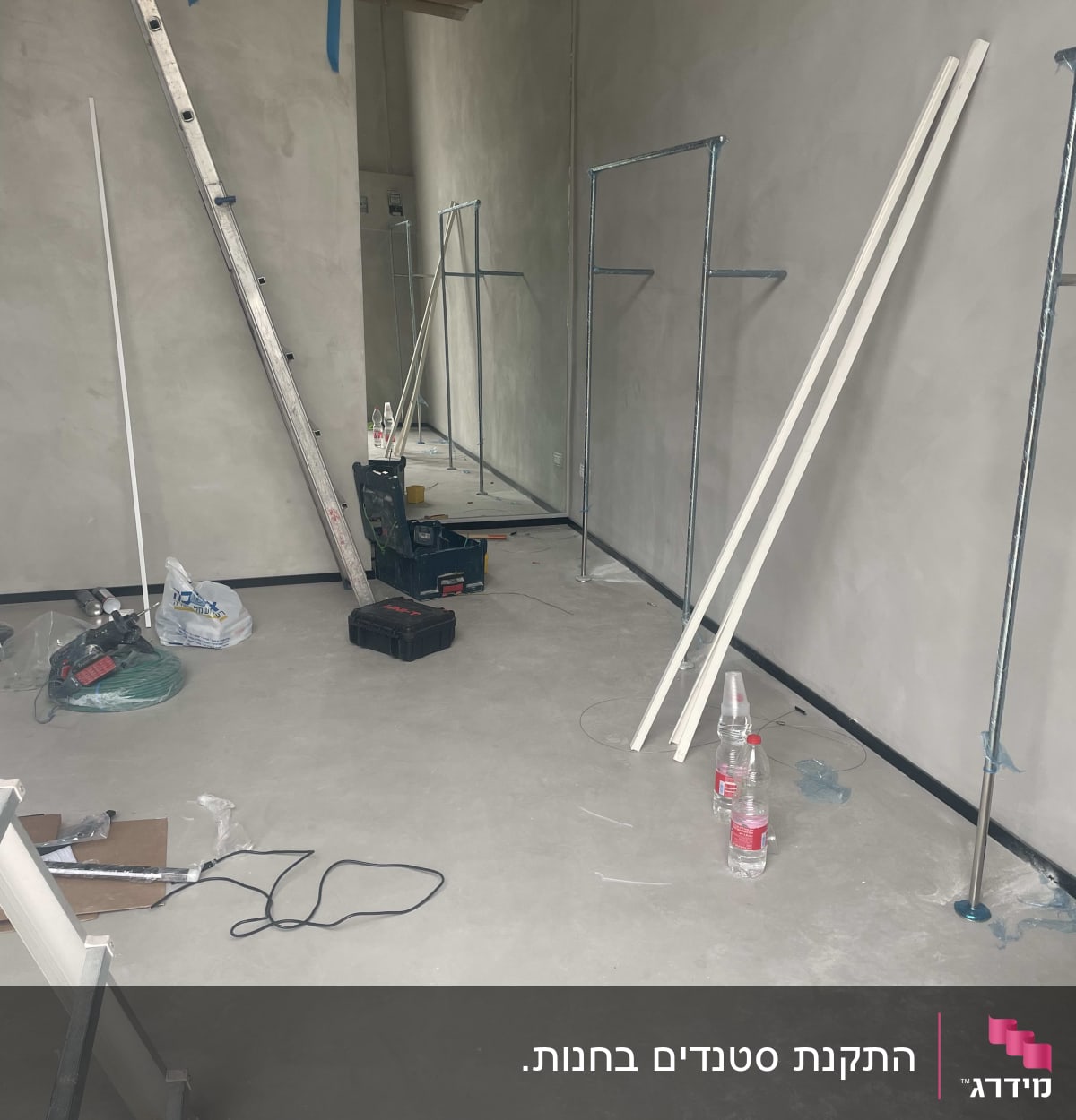 סולם, כלי עבודה, צינורות מתכת, חוט חשמל על רצפה